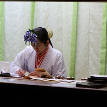 奈良の巫女さんは髪に美しいかんざしを挿している人が多い。