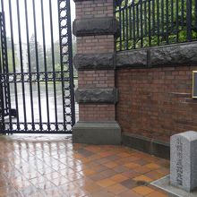 赤れんが庁舎東門の所にあります