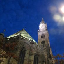 浮かび上がる鐘楼