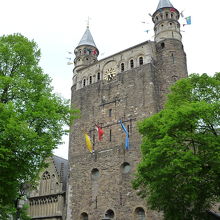 城を思わせる巨大な壁