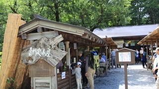 上條嘉門次が明神池の畔に建てた小屋