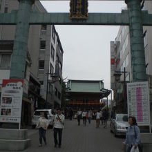鳥居の奥に随神門を見ています。鳥居から随神門まで約５０ｍです