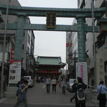 鳥居の横には、神田神社の石柱が、神田明神の標識が見えます。