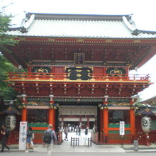 随神門には、方角ごとに四神（朱雀･白虎･青龍･玄武）を配置