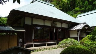 山に囲まれた庭園