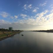 静かな水面に癒される，冬山河。