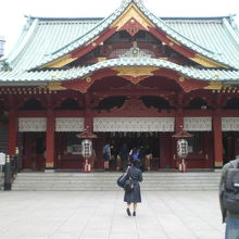 神田神社の正面の様子です。周囲を参拝した後の最期のお参りです