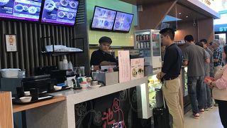 初めて雲呑麺を食べる人は戸惑うかも