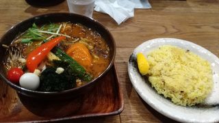 開店前から行列ができる人気店、和風の優しい味のスープカレー