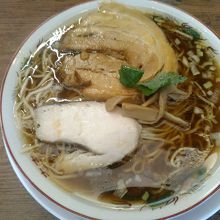 中華そば(並)は680円で、麺は細目、油は濃い目です。