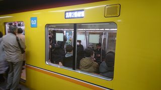 ホームは混雑していて多くの利用客がいました。