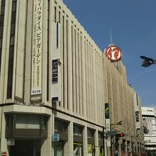新宿通りの新宿駅東口側から。手前は増築であろうが、奥は旧い。