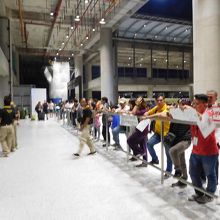 ターミナルビルを出ると、迎えの旅行社やホテルの人が待ってます