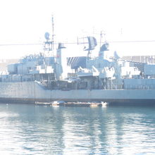 軍艦も停泊していました