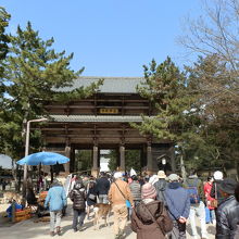大仏殿を訪れる多くの人がここに集結し、南大門をくぐる。