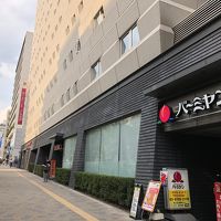 東新宿駅の改札からエレベーターを乗り継いで行けます。