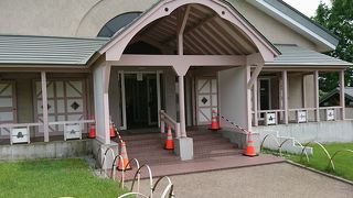 静粛な雰囲気の売店