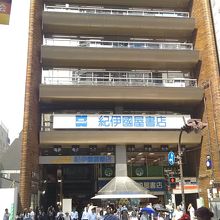 前川國男氏の設計で50年以上変わらないビルは、新宿文化の象徴