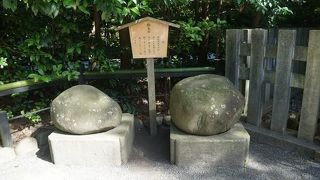 形はまあるいので神社にある力石みたいです