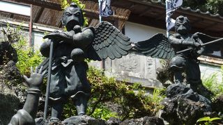 急斜面のあちこちに立つ烏天狗がこちらを見下ろしていました