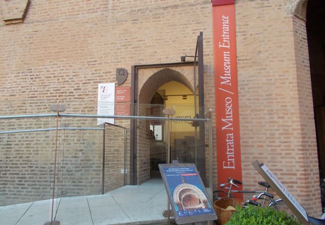 城の中庭にあります。