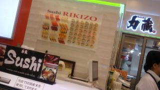車内のつまみとしてこちらの寿司は大変価格も安く食べやすいので大変便利です。