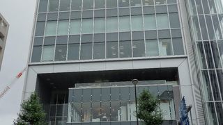 ガラス張りの複合施設