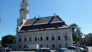 形も色も美しいカウナス旧市庁舎