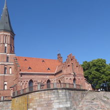 川沿いに建っている教会です