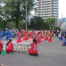 道路脇を通りすがりで眺めたお祭りの様子