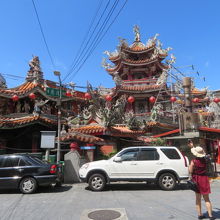 入口に慈護宮があります