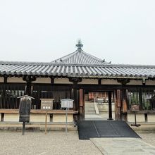 東院伽藍の入口