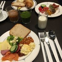 朝食のバイキング