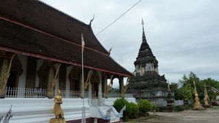 チャオファーグム沿いの大きなお寺