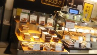 色々なコロッケやカツが販売されています