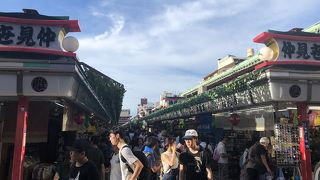 浅草寺へのメインストリート