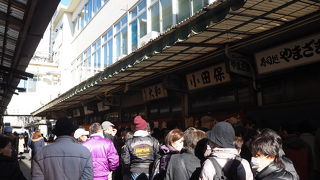 観光客でにぎわってます　築地市場