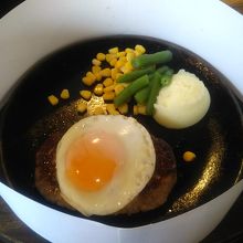 ハンバーグとトッピングの目玉焼き