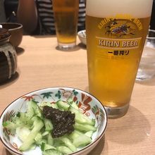 ビールを頼むとちょっとした無料のおつまみが付いてきました