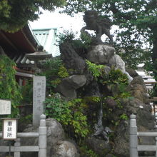 獅子山と解説板と標石柱の様子です。神田明神の本殿の横です。