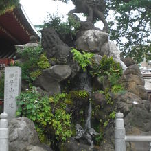 神田明神の本殿の横の獅子山における獅子の様子です。獅子が３体