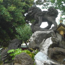 獅子山の上部に置かれている２体の獅子です。親の獅子でしょう。