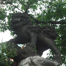 神田明神の獅子山の頂上に位置する獅子の像です。西向きです。