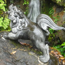 神田明神の獅子山の下部に位置する獅子の像です。子の獅子ですか