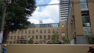 モダンなデザインの学校