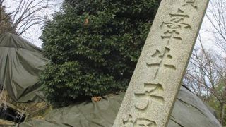 高台にあります