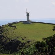 大きな断崖と小さな灯台