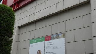 赤い外壁のビルが個性的です