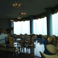 ドリンクをいただけるラウンジ。ハープ演奏会もある