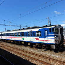 鶴岡駅までは可愛い電車で移動